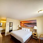 Days Inn By Wyndham Mackinaw City - Lakeview
