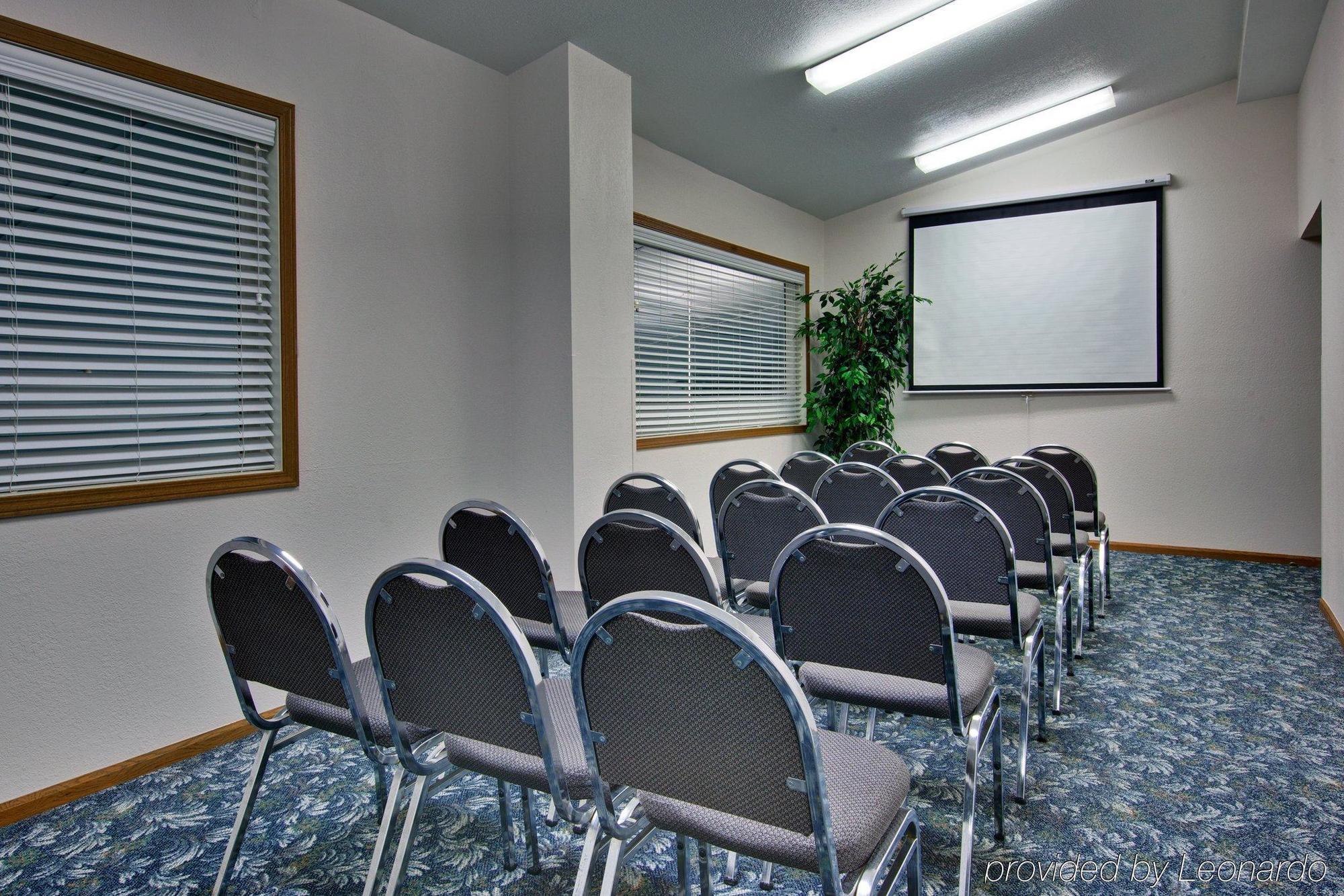 Hotel Express Mackinaw By Ihg 2*