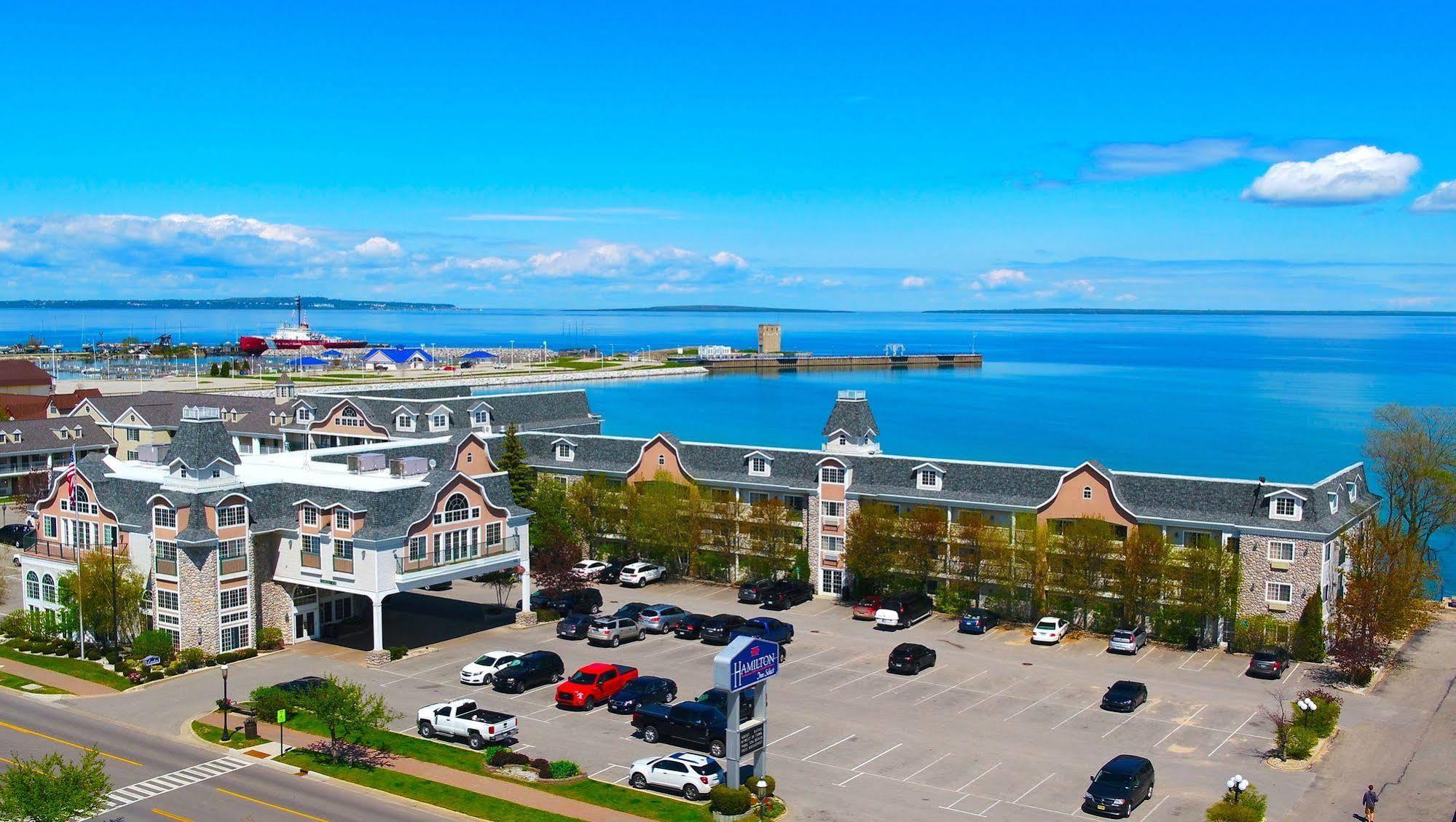 Hamilton Select Beachfront Mackinaw Hotel