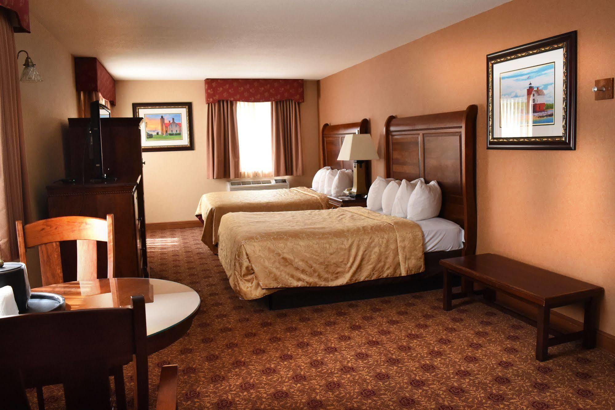 Hamilton Select Beachfront Mackinaw Hotel 3*
