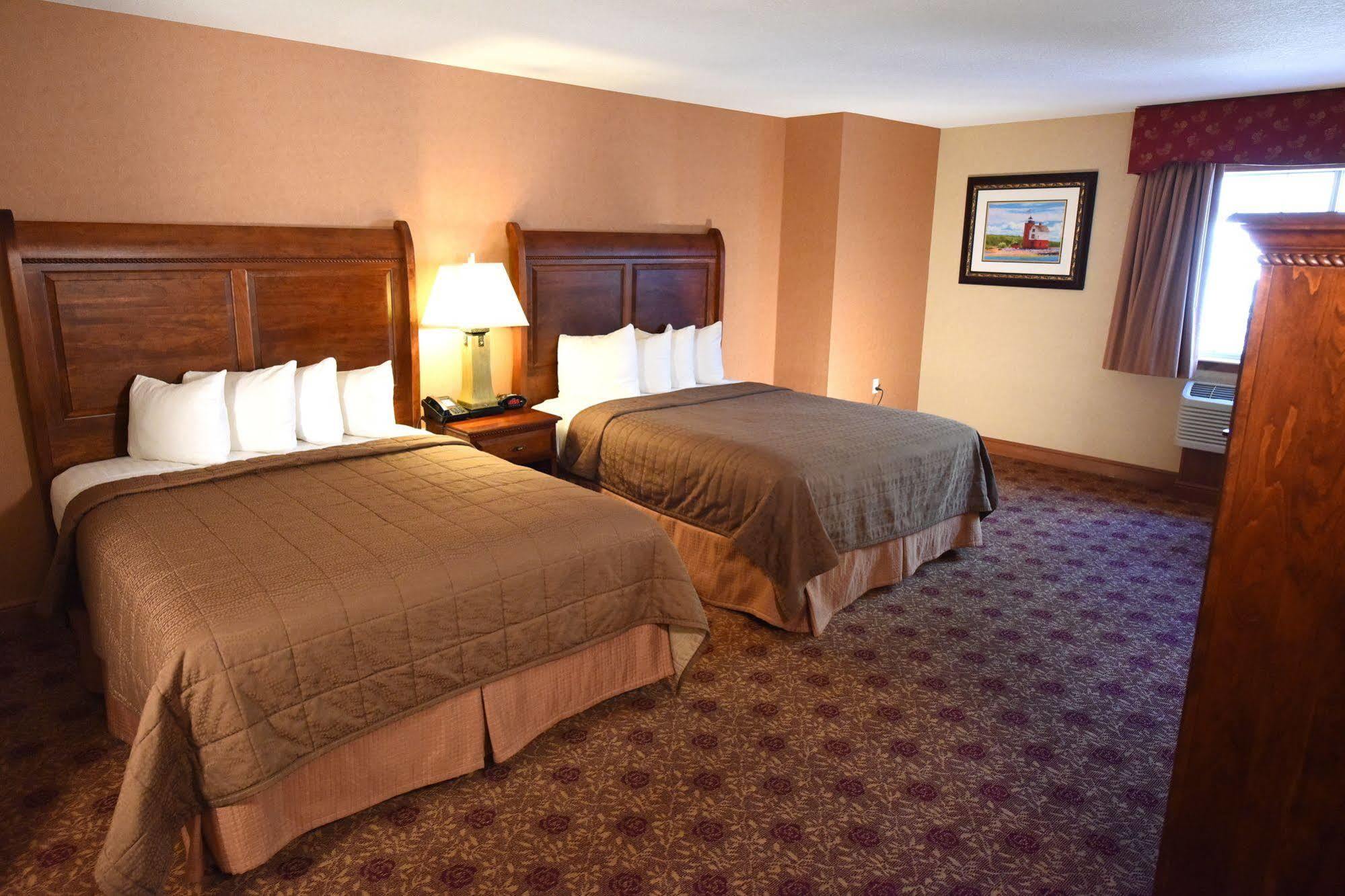 Hamilton Select Beachfront Mackinaw Hotel Mackinaw City