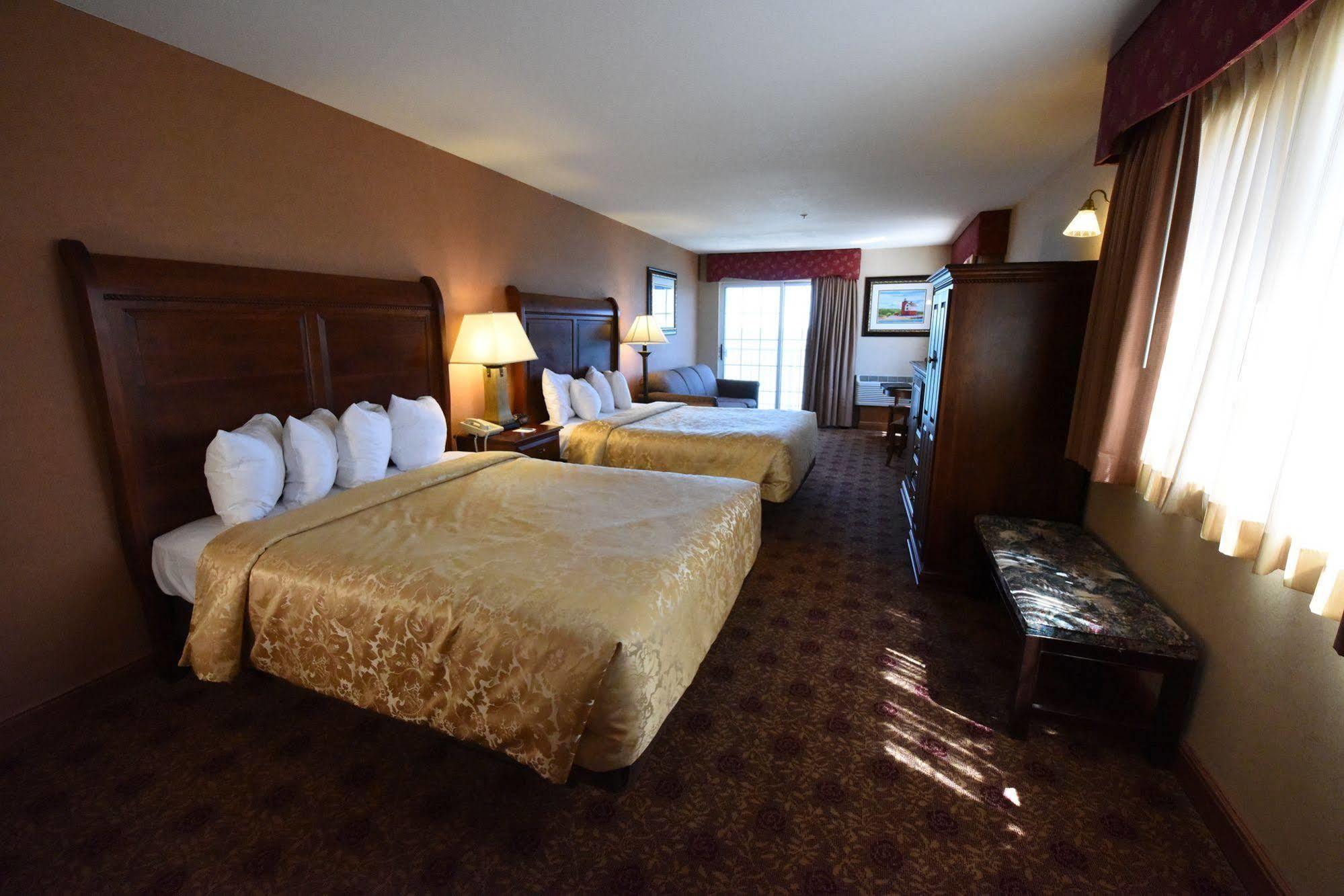 Hamilton Select Beachfront Mackinaw Hotel 3*