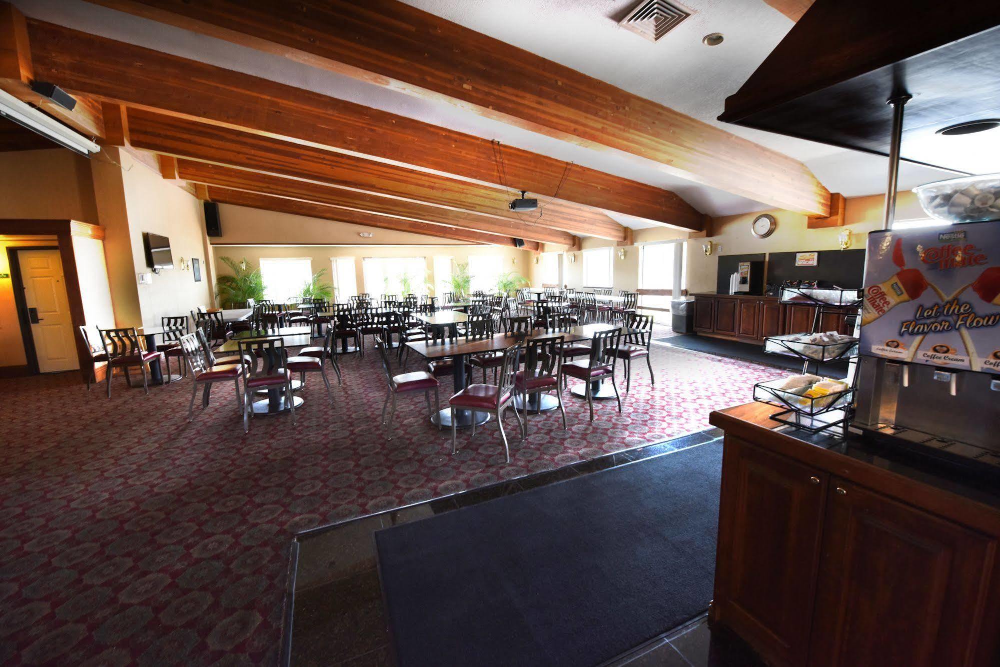Hamilton Select Beachfront Mackinaw Hotel Mackinaw City