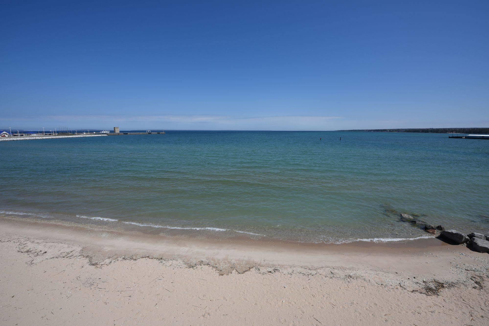 Hamilton Select Beachfront Mackinaw Hotel 3*