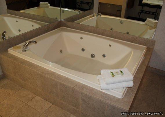 Crown Choice & Lakeview And Waterpark Hotel Mackinaw City